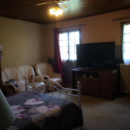 Au Jardin Fleuri Bed & Breakfast Secondigny Dış mekan fotoğraf