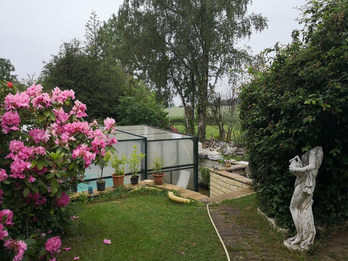 Au Jardin Fleuri Bed & Breakfast Secondigny Dış mekan fotoğraf