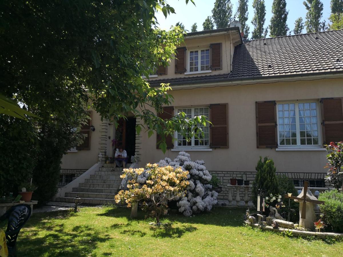 Au Jardin Fleuri Bed & Breakfast Secondigny Dış mekan fotoğraf